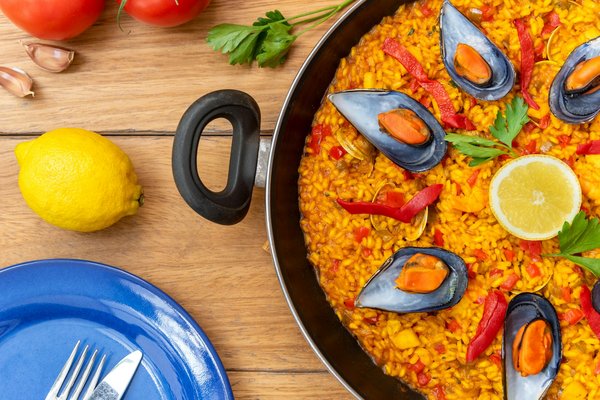 ¿Cómo preparar una paella de mariscos con arroz bomba?