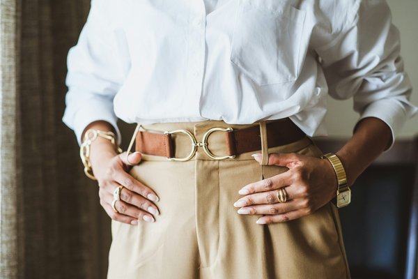 ¿Cómo elegir los accesorios adecuados para un vestido de gala minimalista?